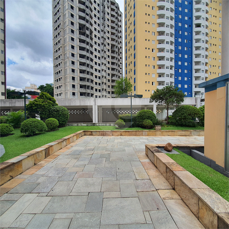 Kitnet 26m² com sala, quarto, cozinha em condomínio com piscina na Liberdade