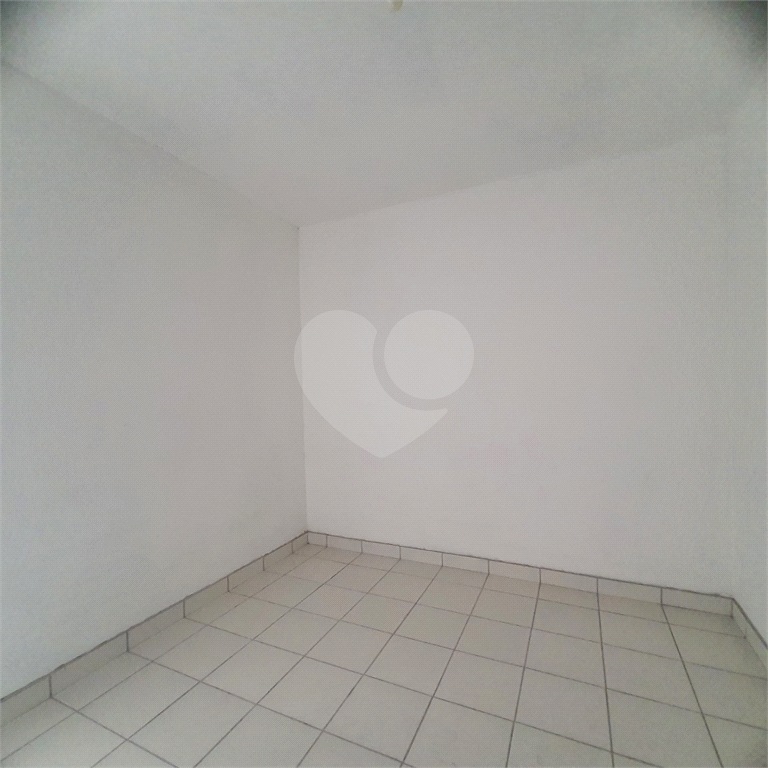 Kitnet 26m² com sala, quarto, cozinha em condomínio com piscina na Liberdade