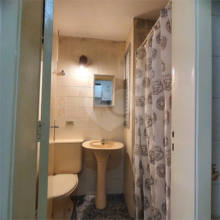 Kitnet 26m² com sala, quarto, cozinha em condomínio com piscina na Liberdade