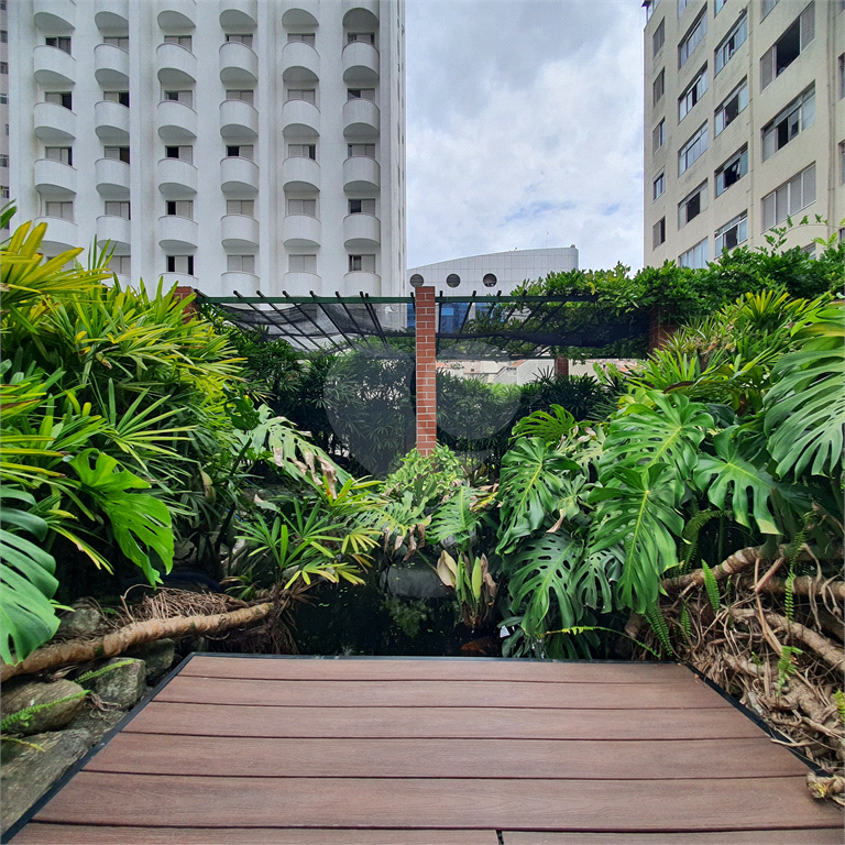 Kitnet 26m² com sala, quarto, cozinha em condomínio com piscina na Liberdade