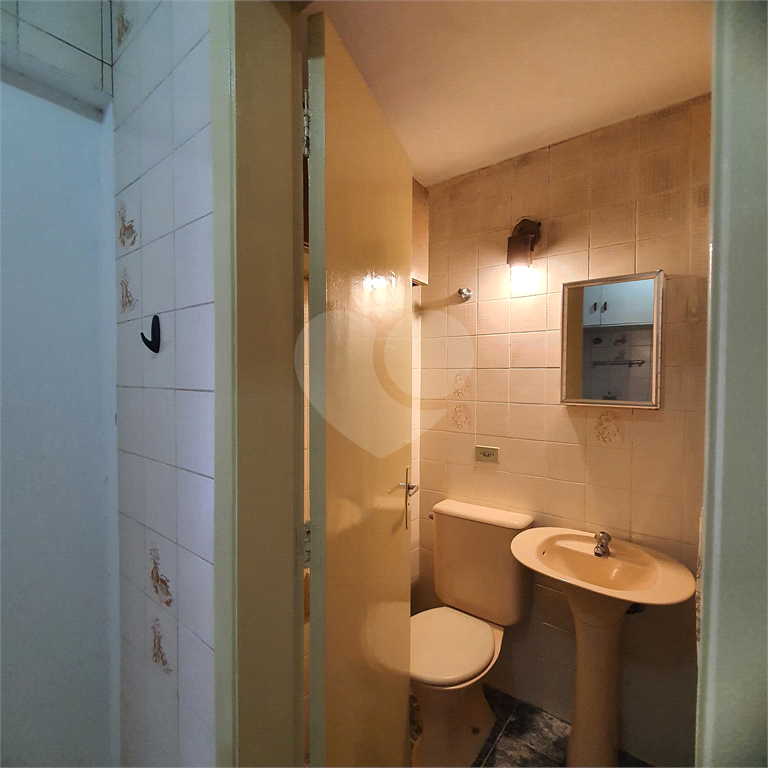 Kitnet 26m² com sala, quarto, cozinha em condomínio com piscina na Liberdade