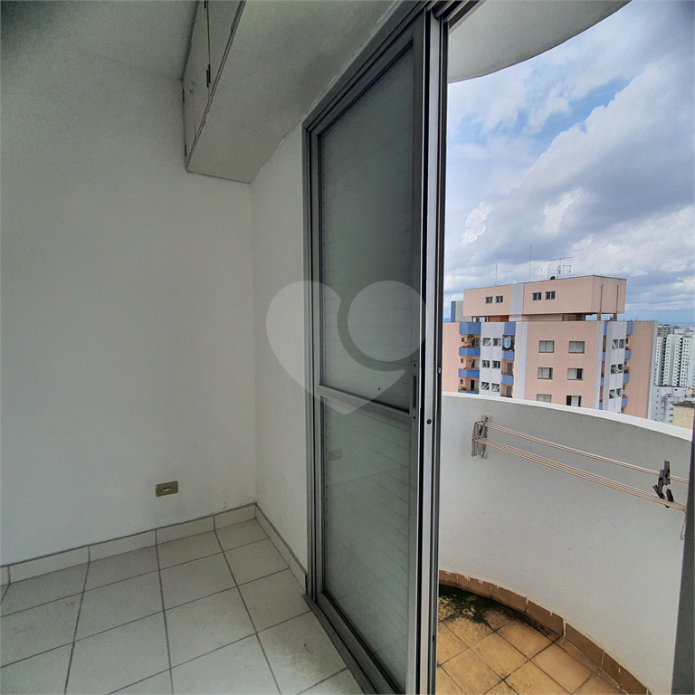Kitnet 26m² com sala, quarto, cozinha em condomínio com piscina na Liberdade