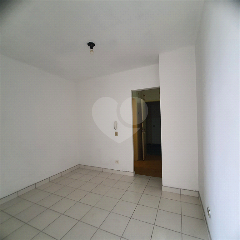 Kitnet 26m² com sala, quarto, cozinha em condomínio com piscina na Liberdade