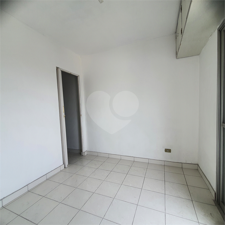 Kitnet 26m² com sala, quarto, cozinha em condomínio com piscina na Liberdade