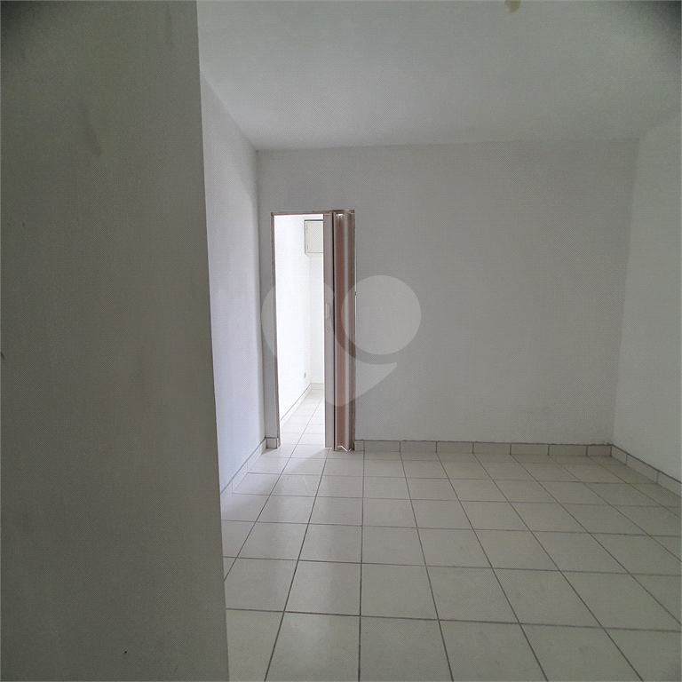 Kitnet 26m² com sala, quarto, cozinha em condomínio com piscina na Liberdade