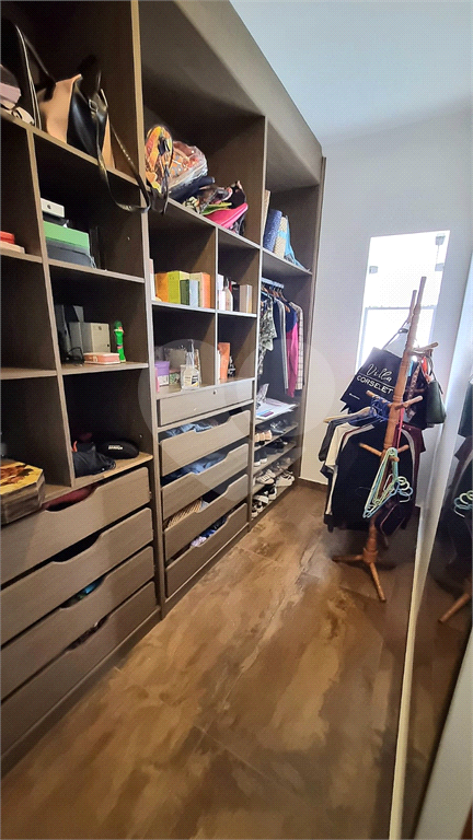 Sobrado vender na Irmão Arnoni, com 245m2, 4 quartos, sendo 3 suítes, sala 3 ambientes, área gourmet, quintal e 4 vagas de garagem