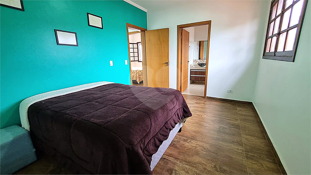 Sobrado vender na Irmão Arnoni, com 245m2, 4 quartos, sendo 3 suítes, sala 3 ambientes, área gourmet, quintal e 4 vagas de garagem
