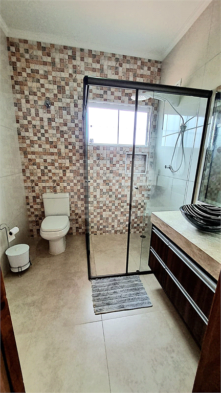Sobrado vender na Irmão Arnoni, com 245m2, 4 quartos, sendo 3 suítes, sala 3 ambientes, área gourmet, quintal e 4 vagas de garagem