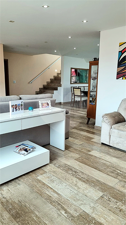 Sobrado vender na Irmão Arnoni, com 245m2, 4 quartos, sendo 3 suítes, sala 3 ambientes, área gourmet, quintal e 4 vagas de garagem