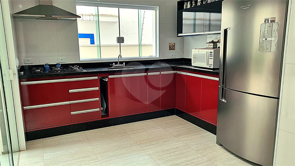 Sobrado vender na Irmão Arnoni, com 245m2, 4 quartos, sendo 3 suítes, sala 3 ambientes, área gourmet, quintal e 4 vagas de garagem