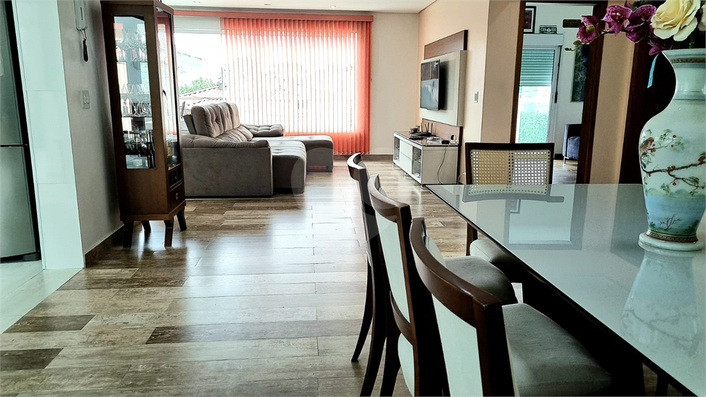 Sobrado vender na Irmão Arnoni, com 245m2, 4 quartos, sendo 3 suítes, sala 3 ambientes, área gourmet, quintal e 4 vagas de garagem