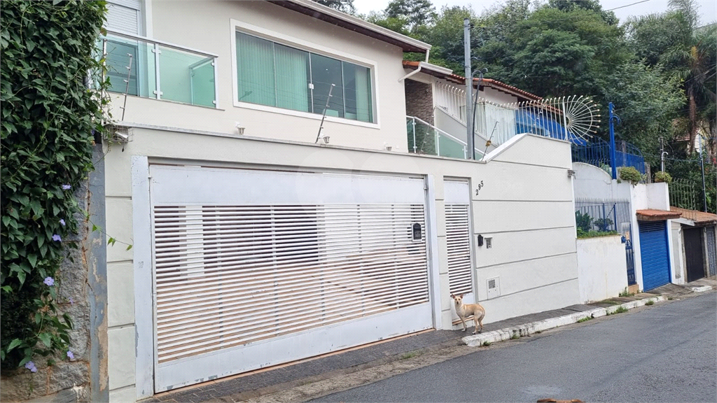 Sobrado vender na Irmão Arnoni, com 245m2, 4 quartos, sendo 3 suítes, sala 3 ambientes, área gourmet, quintal e 4 vagas de garagem