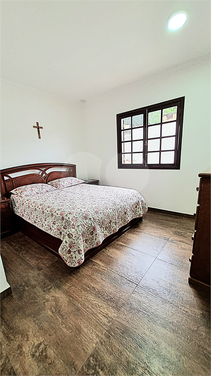 Sobrado vender na Irmão Arnoni, com 245m2, 4 quartos, sendo 3 suítes, sala 3 ambientes, área gourmet, quintal e 4 vagas de garagem