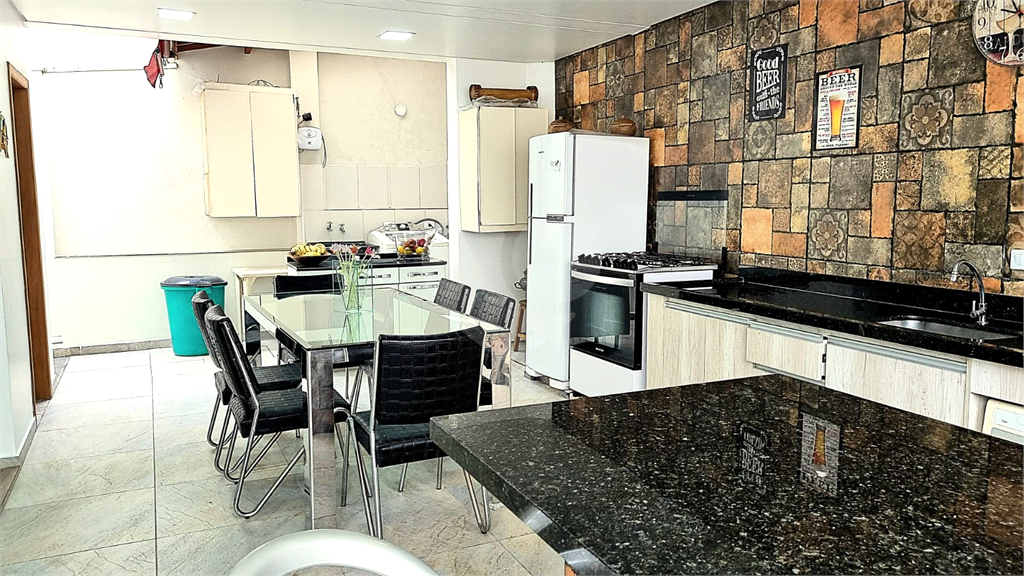 Sobrado vender na Irmão Arnoni, com 245m2, 4 quartos, sendo 3 suítes, sala 3 ambientes, área gourmet, quintal e 4 vagas de garagem
