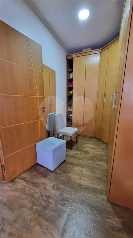 Sobrado vender na Irmão Arnoni, com 245m2, 4 quartos, sendo 3 suítes, sala 3 ambientes, área gourmet, quintal e 4 vagas de garagem