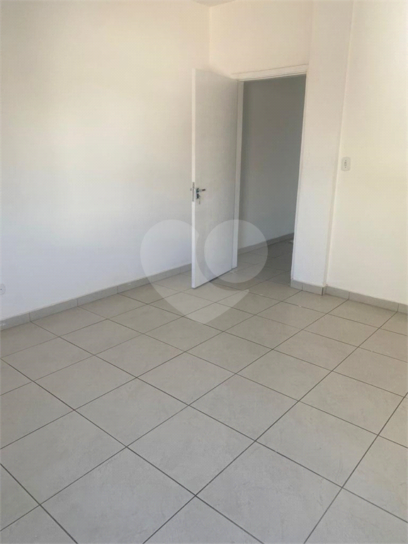 Prédio residencial e comercial no Pari.