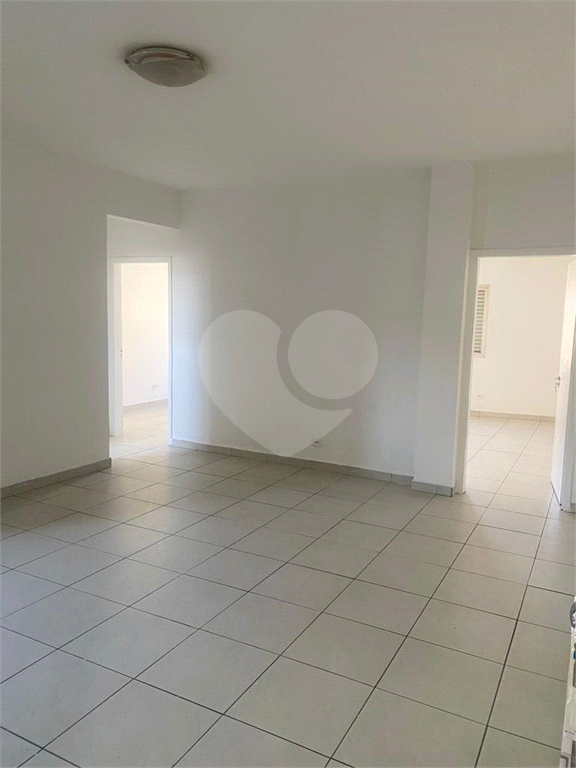 Prédio residencial e comercial no Pari.