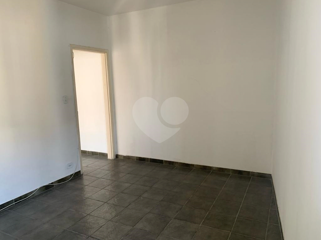 Prédio residencial e comercial no Pari.