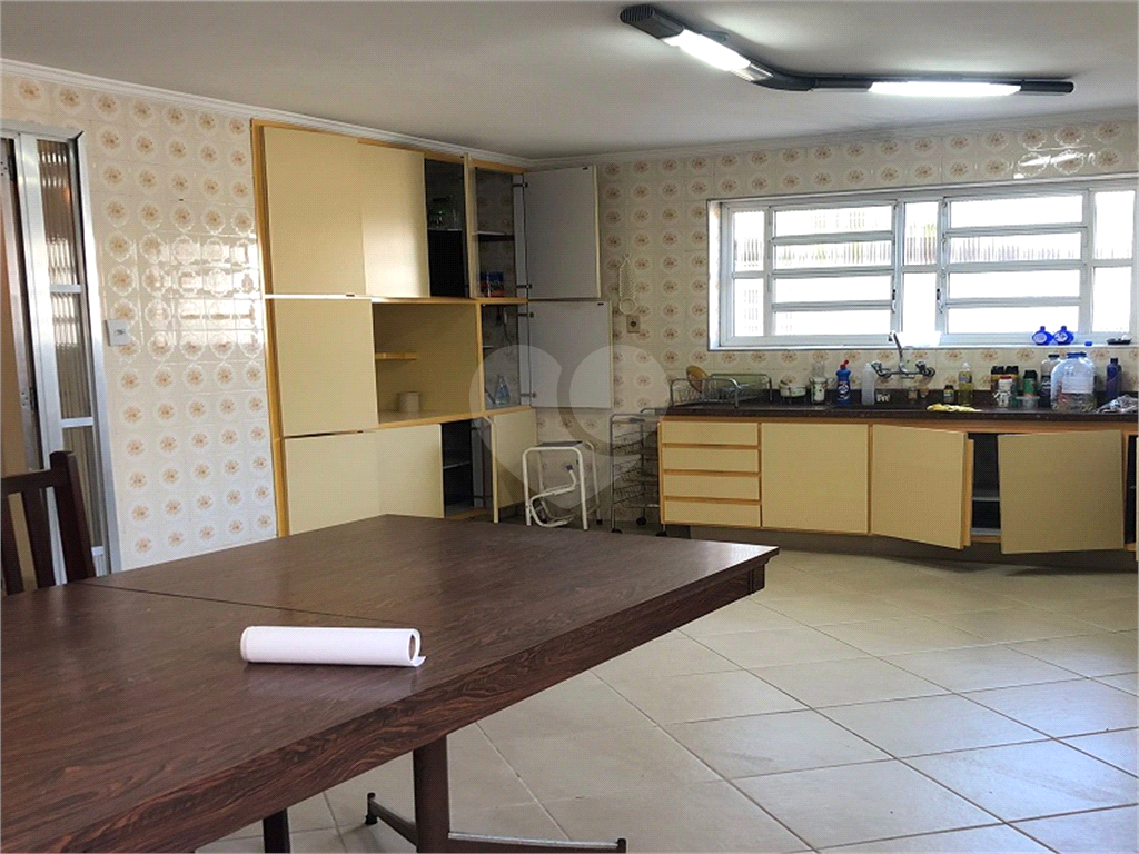Sobrado p/Moradia ou empresa, amplas dependências 3 dorm.3 banh. 2 salas. Coz. Edicula, Quintal, etc