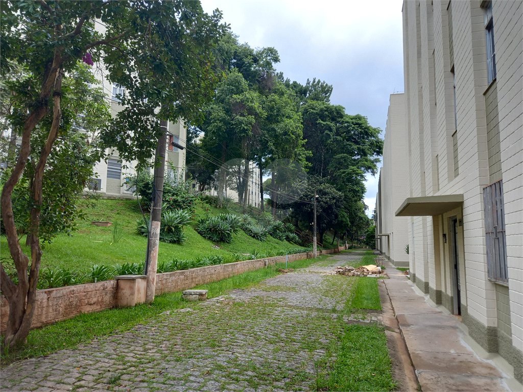 Apartamento térreo em condomínio tranquilo em excelente localização