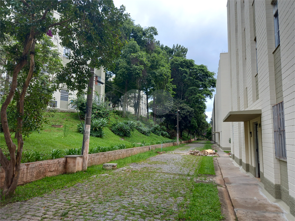 Apartamento térreo em condomínio tranquilo em rexcelente localização