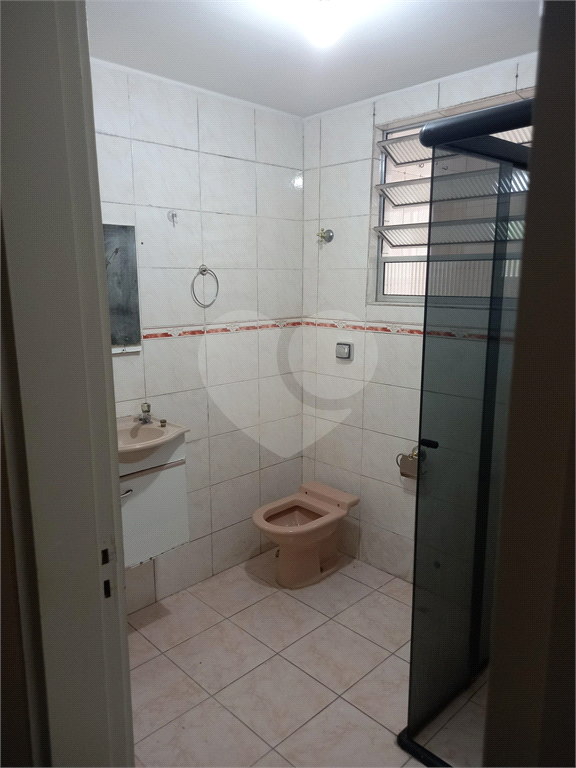 Apartamento térreo em condomínio tranquilo em excelente localização