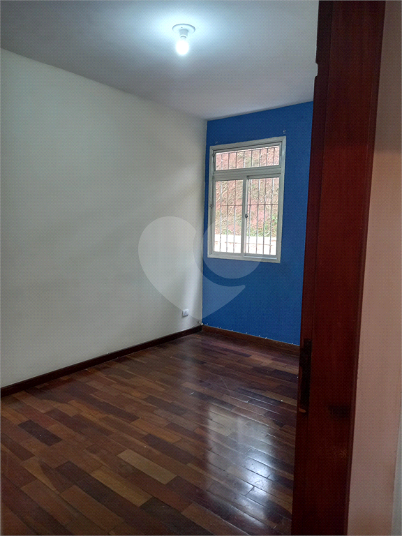 Apartamento térreo em condomínio tranquilo em excelente localização