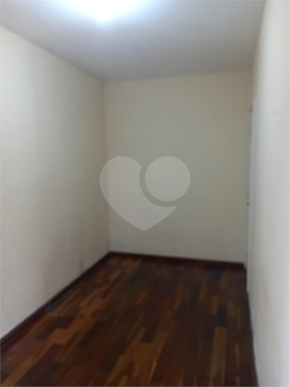 Apartamento térreo em condomínio tranquilo em excelente localização