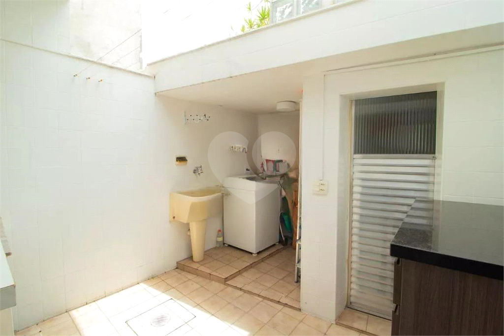 Sobrado Imóvel amplo à venda com 3 quartos e 2 banheiros no total. 