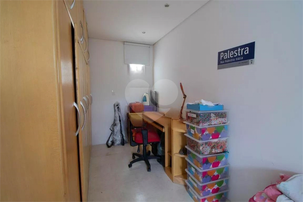 Sobrado Imóvel amplo à venda com 3 quartos e 2 banheiros no total. 