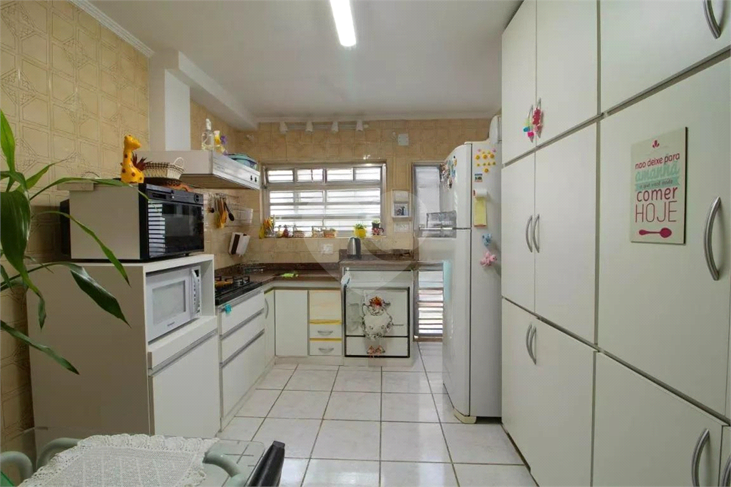 Sobrado Imóvel amplo à venda com 3 quartos e 2 banheiros no total. 
