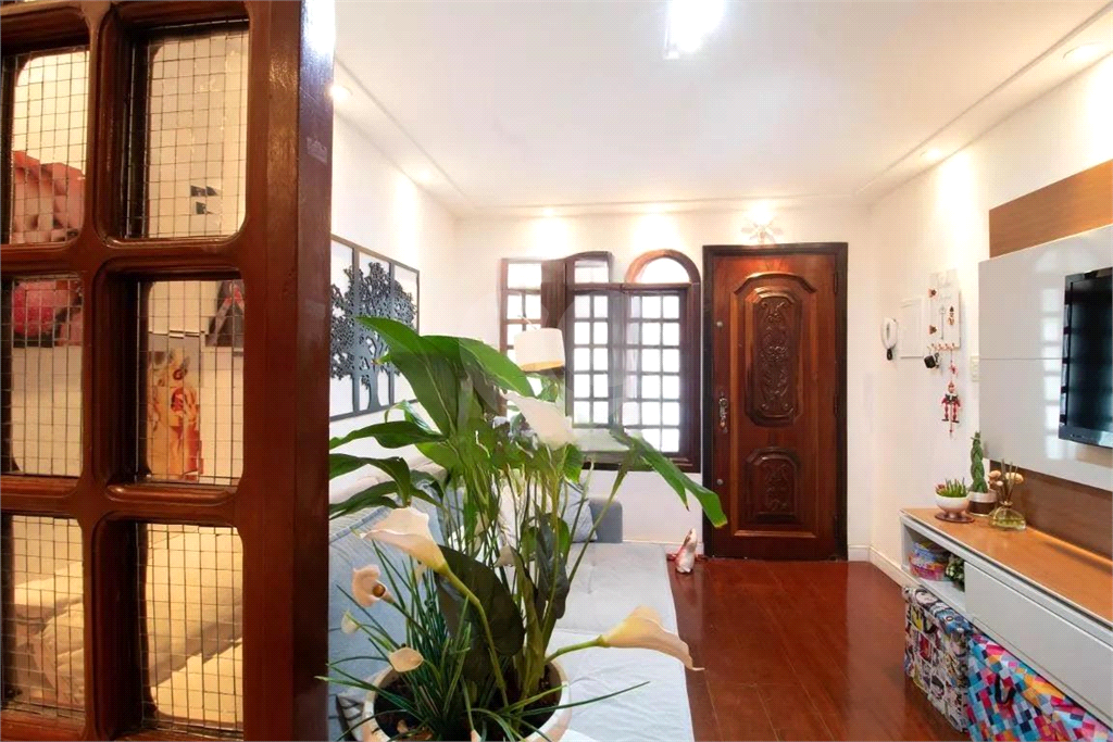 Sobrado Imóvel amplo à venda com 3 quartos e 2 banheiros no total. 
