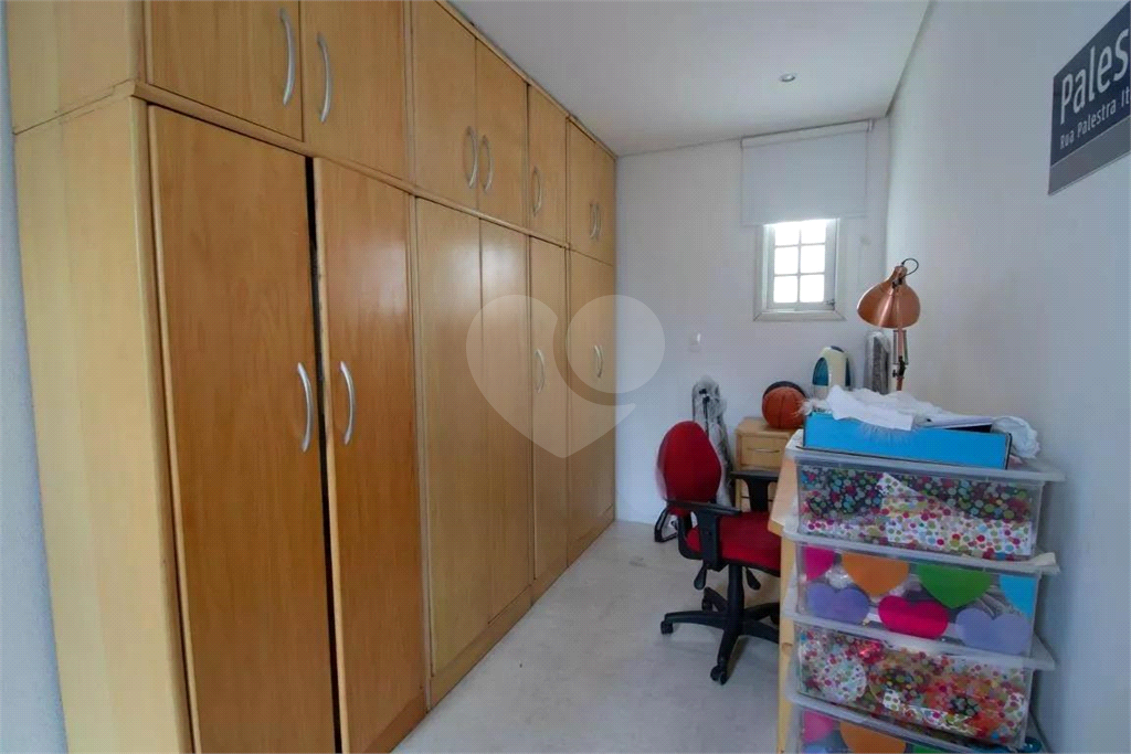 Sobrado Imóvel amplo à venda com 3 quartos e 2 banheiros no total. 