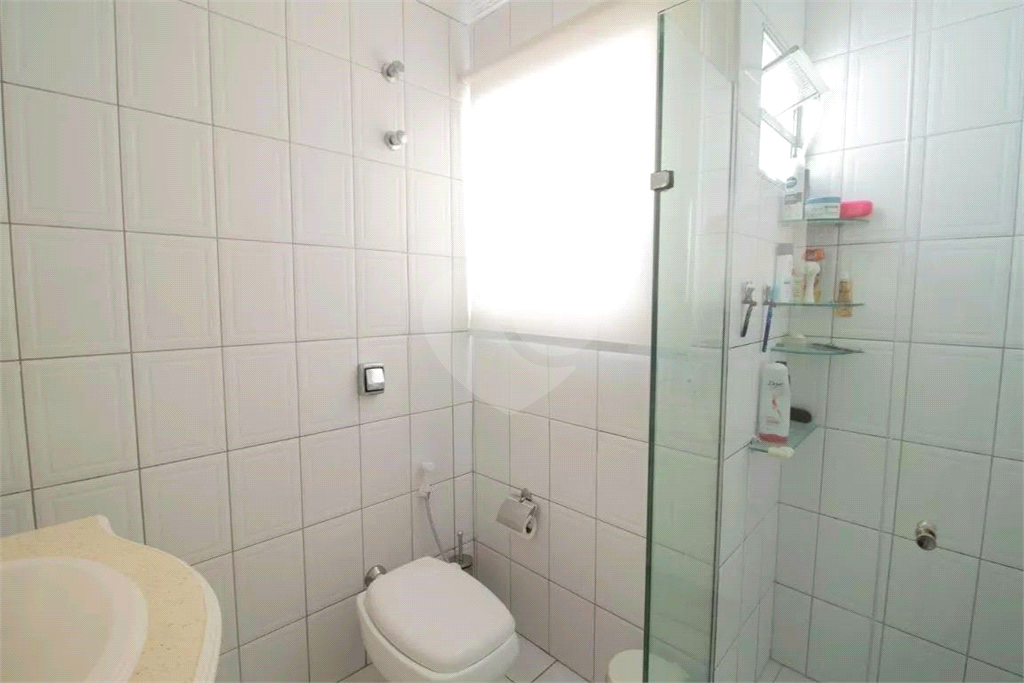 Sobrado Imóvel amplo à venda com 3 quartos e 2 banheiros no total. 