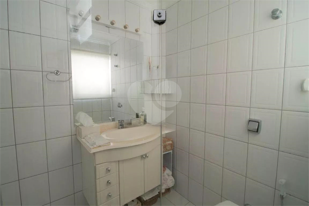 Sobrado Imóvel amplo à venda com 3 quartos e 2 banheiros no total. 