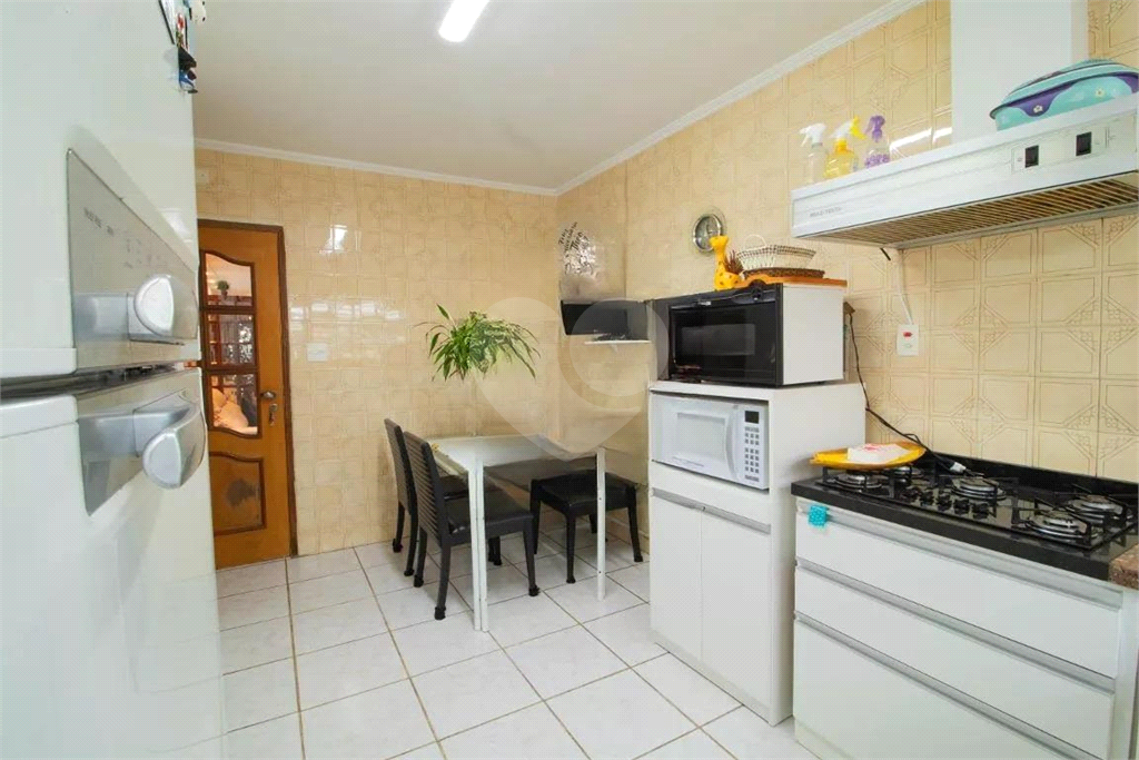 Sobrado Imóvel amplo à venda com 3 quartos e 2 banheiros no total. 