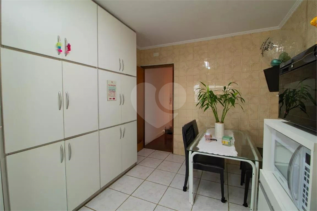 Sobrado Imóvel amplo à venda com 3 quartos e 2 banheiros no total. 