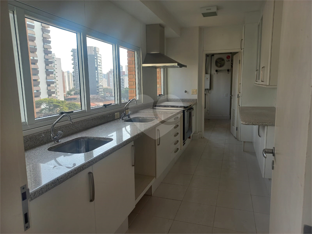 Apartamento a venda em Moema 