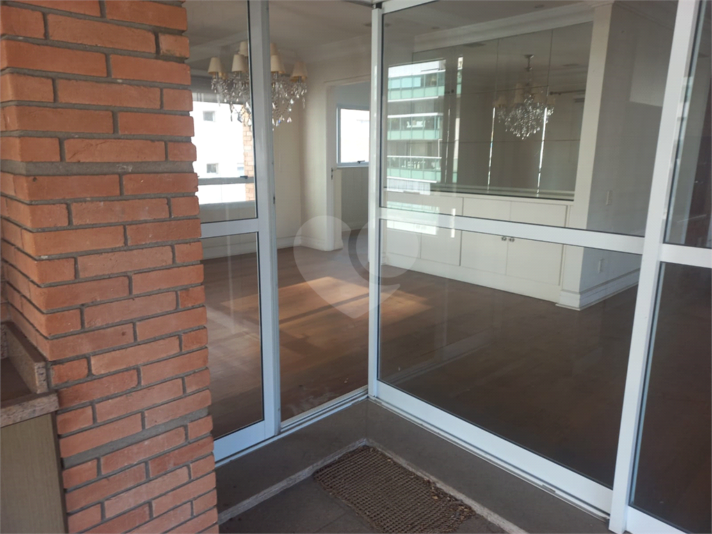 Apartamento a venda em Moema 