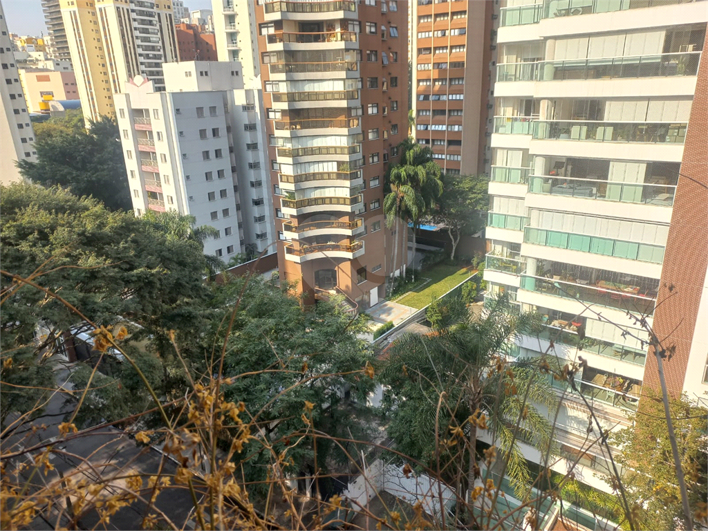 Apartamento a venda em Moema 