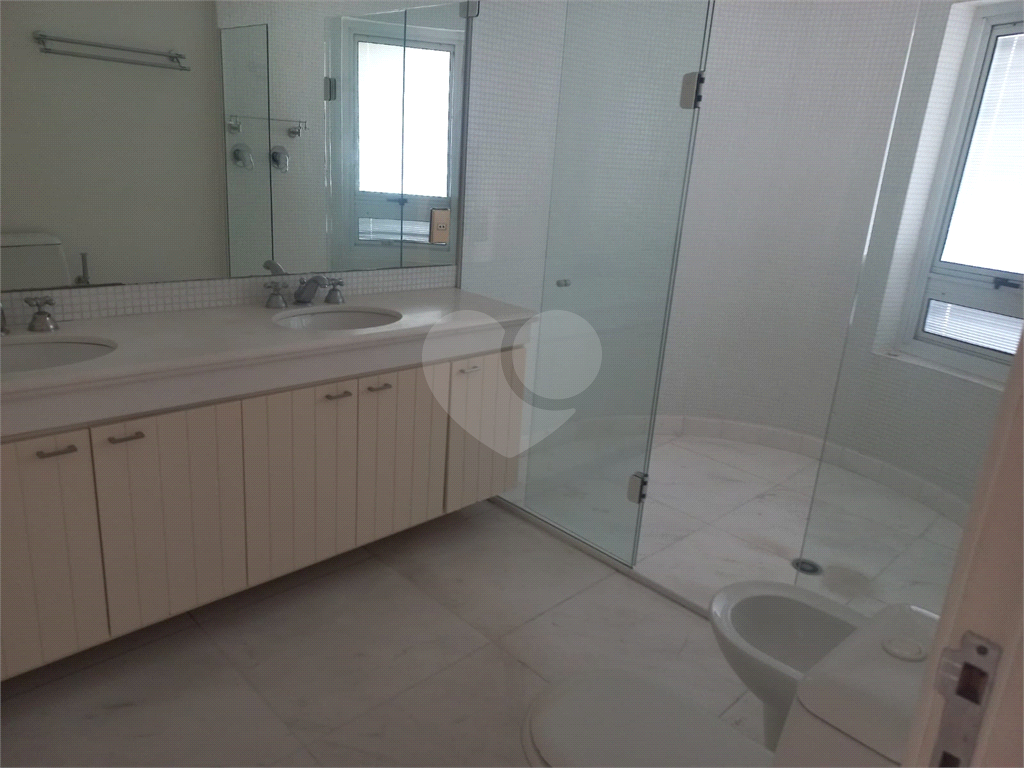 Apartamento a venda em Moema 