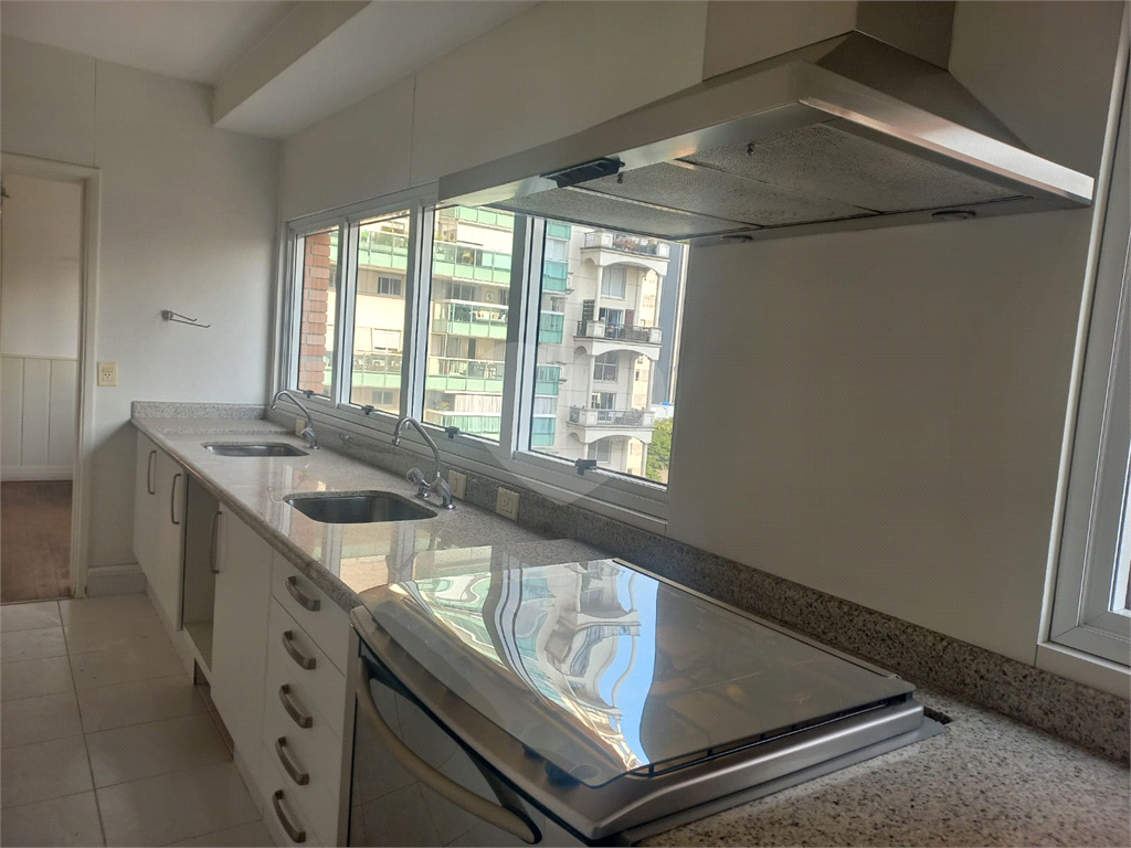 Apartamento a venda em Moema 