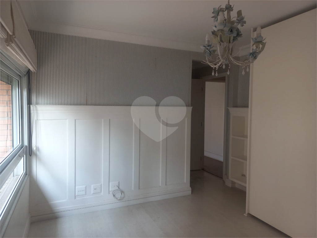 Apartamento a venda em Moema 