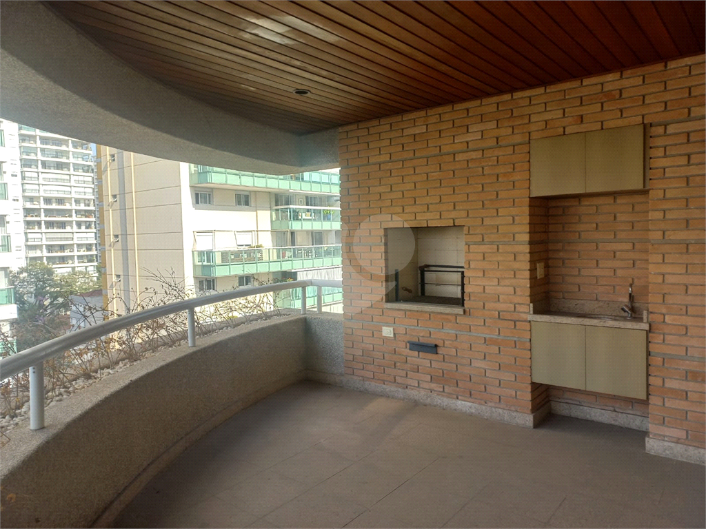 Apartamento a venda em Moema 