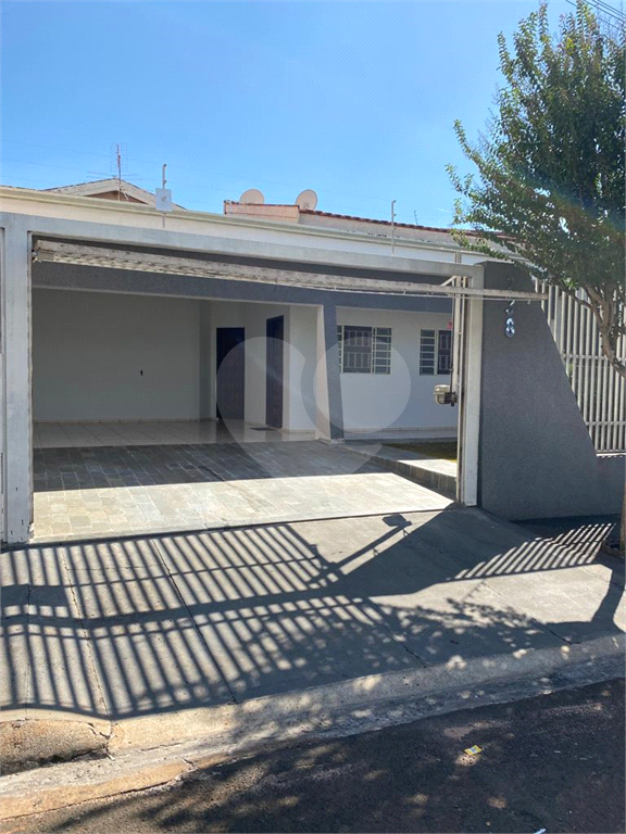 Casa à venda com 4 quartos, 220m² - Foto 1