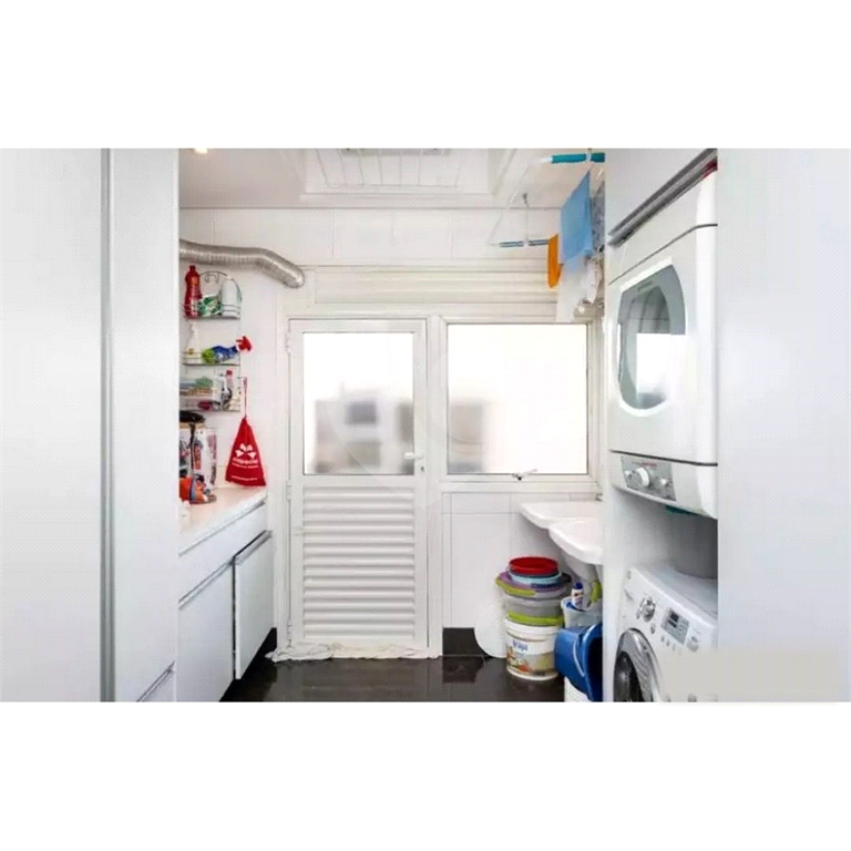 Apartamento de Altíssimo Padrão com Vista Única.