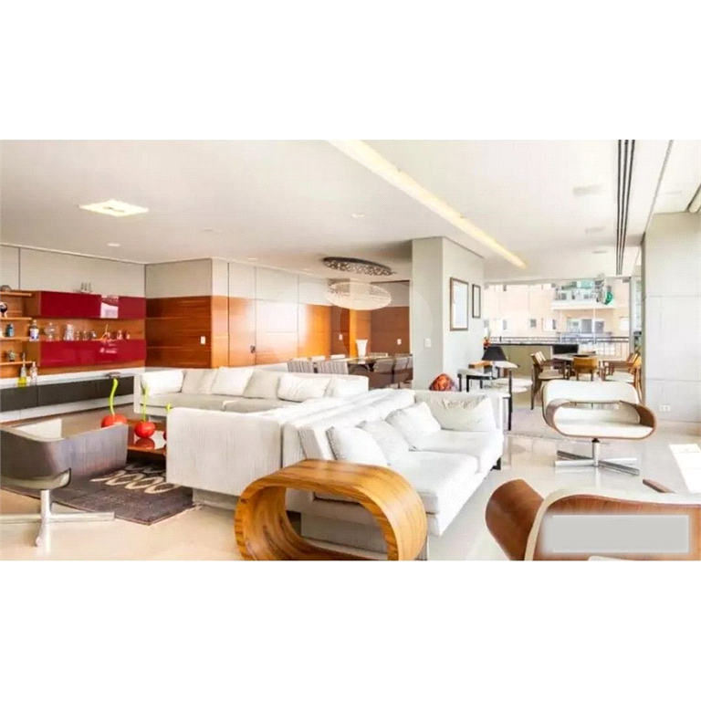 Apartamento de Altíssimo Padrão com Vista Única.
