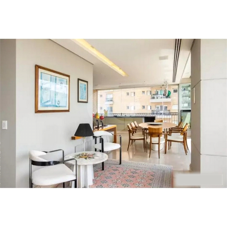 Apartamento de Altíssimo Padrão com Vista Única.