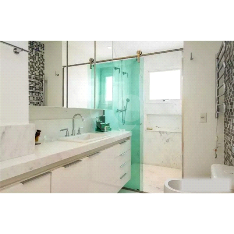Apartamento de Altíssimo Padrão com Vista Única.