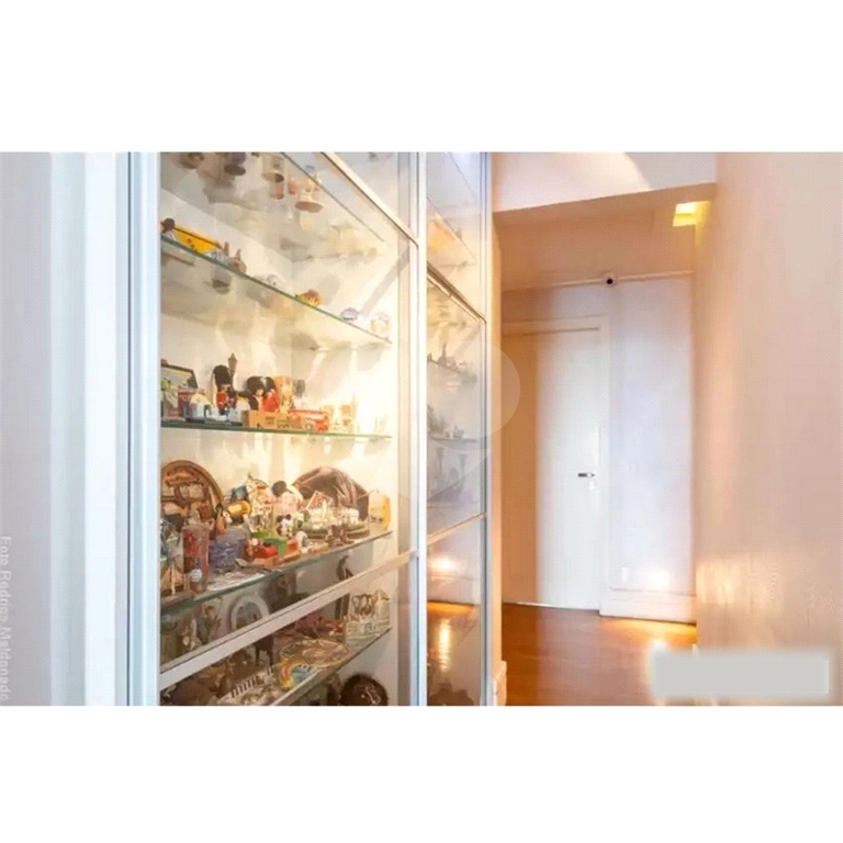 Apartamento de Altíssimo Padrão com Vista Única.